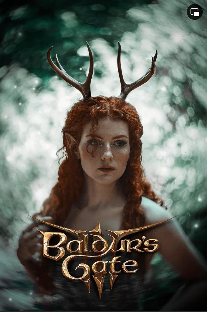 Червенокоса жена с еленови рога и заострени уши в гората, с логото на Baldur's Gate